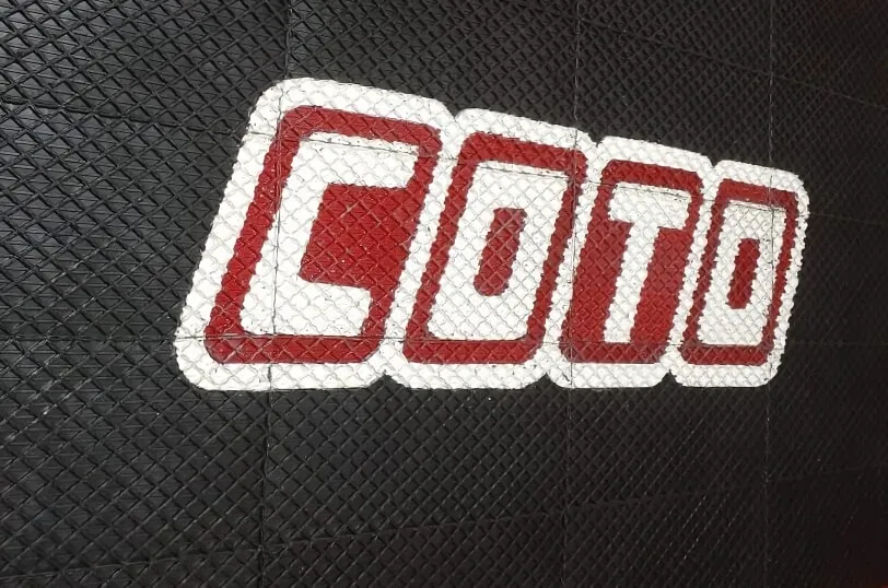 Detalle de una alfombra atrapa polvo personalizada